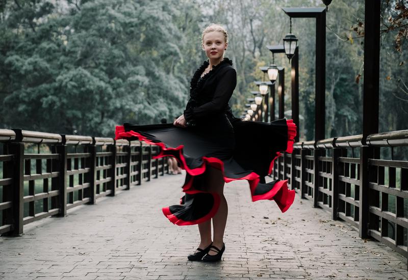 modelo flamenca elegante con traje tradicional modernizado